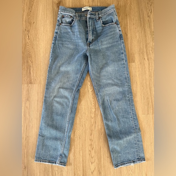 Abercrombie Ultra High Rise Ankle Straight Jean - Picture 3 of 4